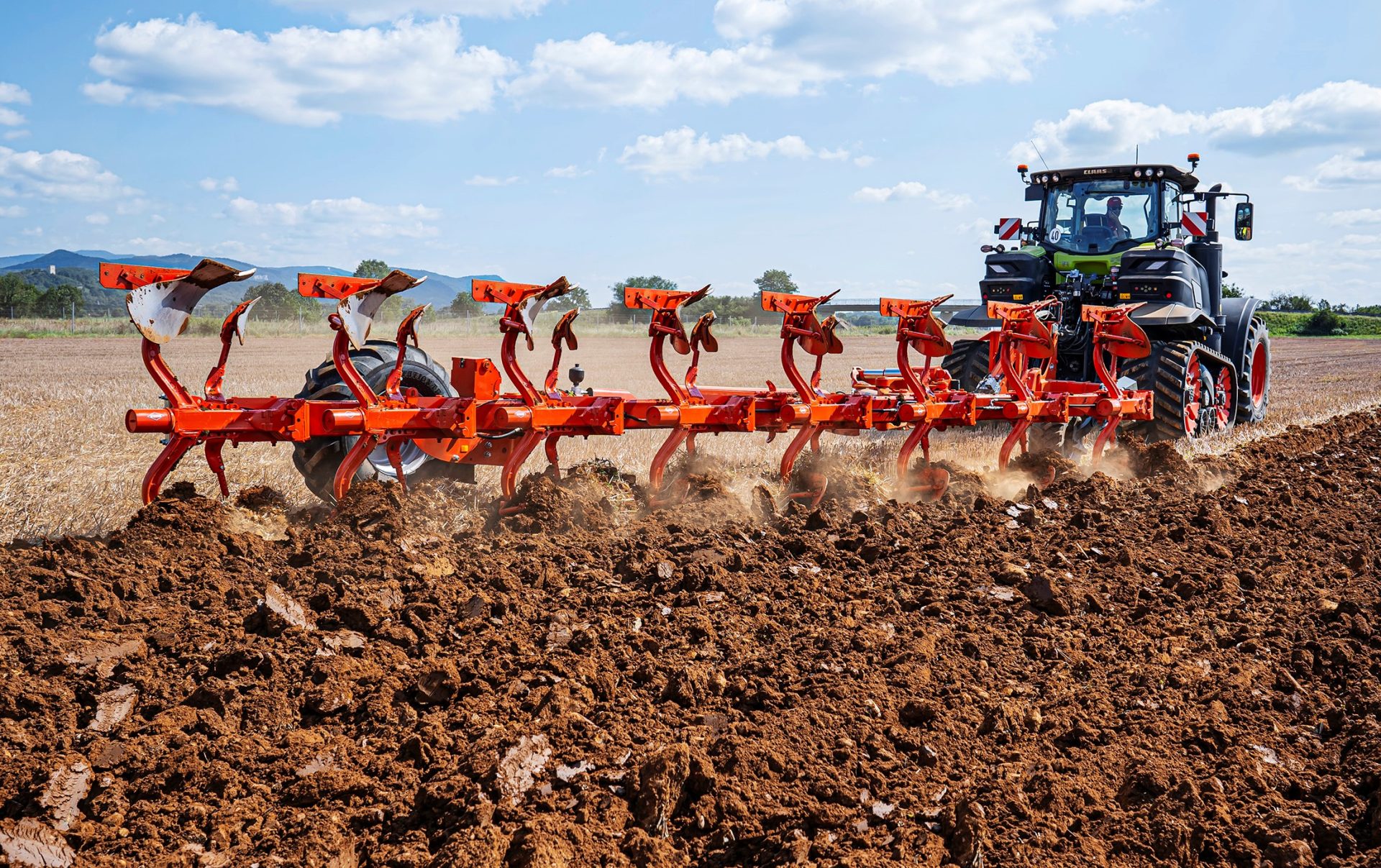 Tilt correction system for Kuhn ploughs