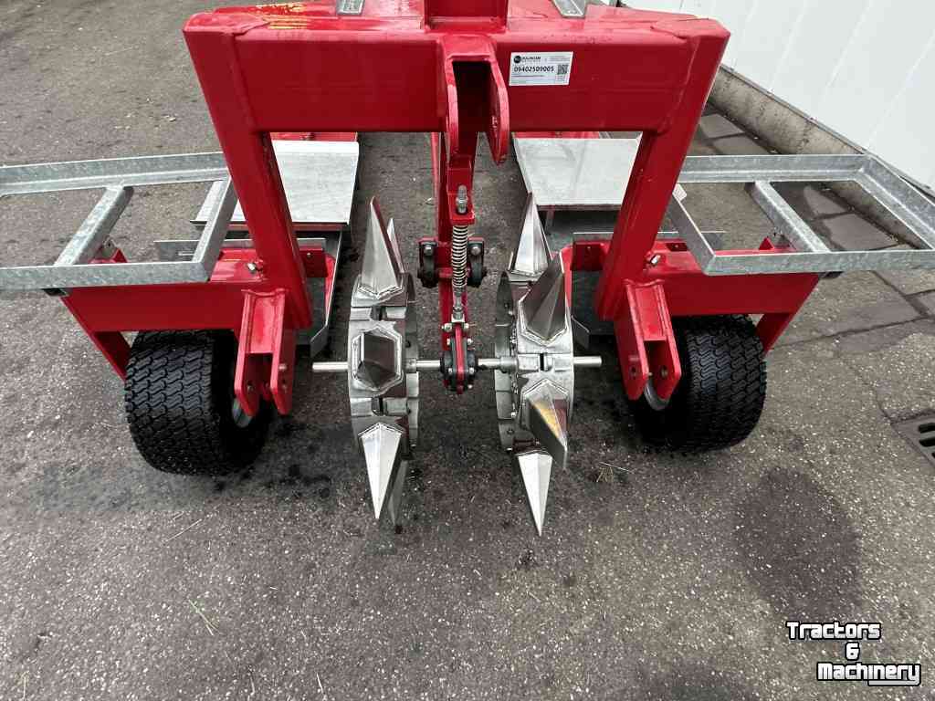 Transplanter  plantmachine 2 rijig voor de aardbeienruggenteelt.