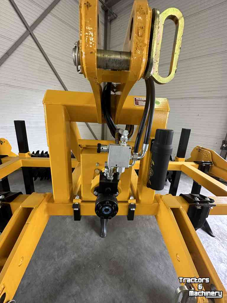 Deep subsoiler McConnel SHAKAERATOR bouwlandwoeler - vibratiewoeler