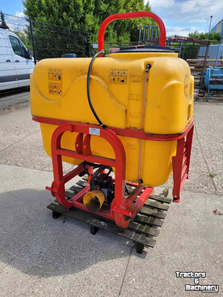 Fieldsprayer 3 points  Jarmet spuitvat 600 ltr