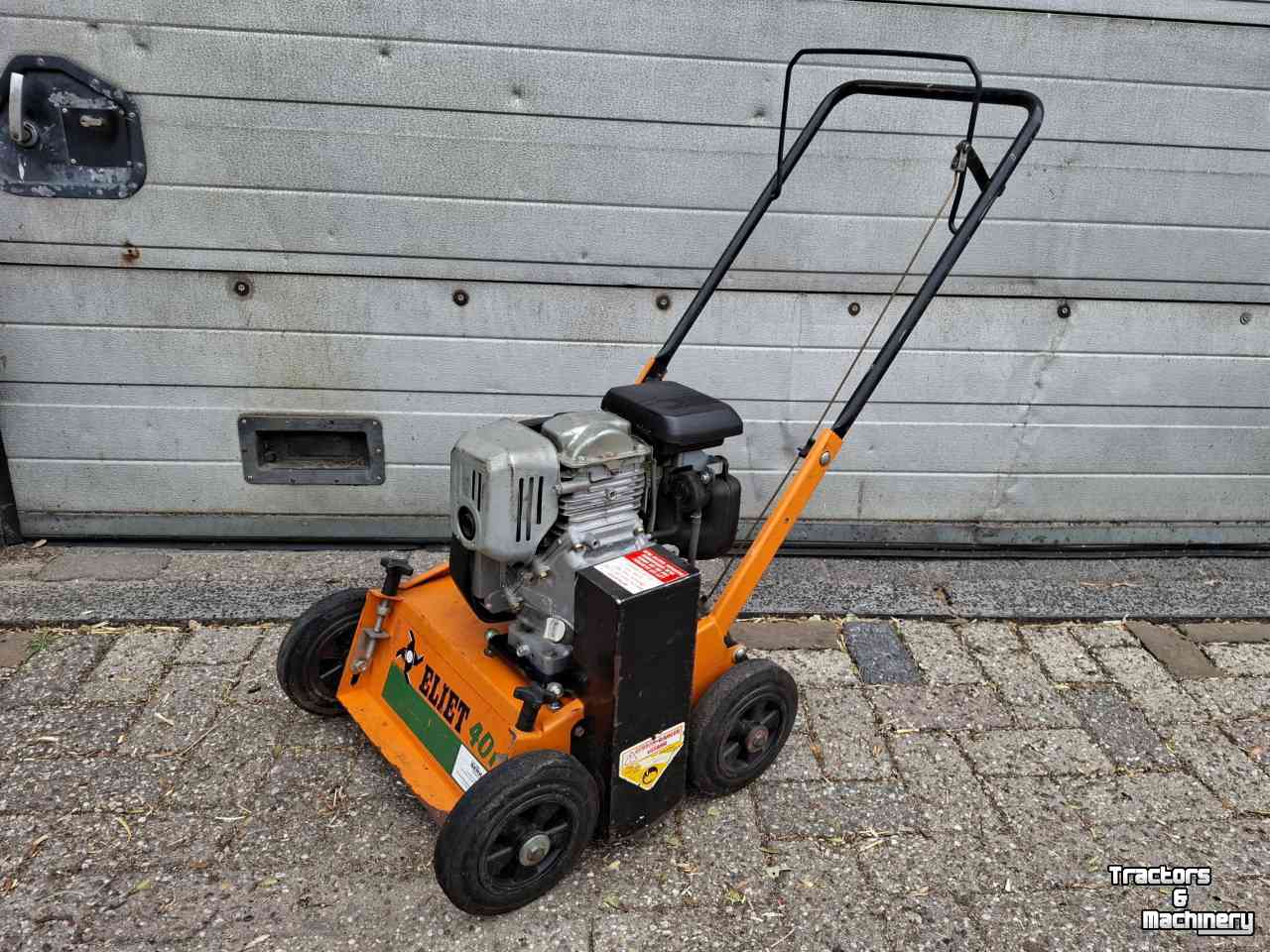 Spike roller Eliet E401 VM benzine honda motor verticuteermachine verticuteerder verticuteren