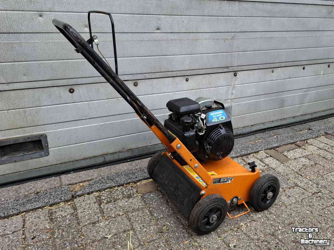 Spike roller Eliet E401 VM benzine honda motor verticuteermachine verticuteerder verticuteren