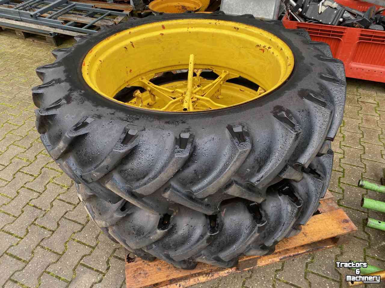 Wheels, Tyres, Rims & Dual spacers Vredestein dubbellucht 13.6-38