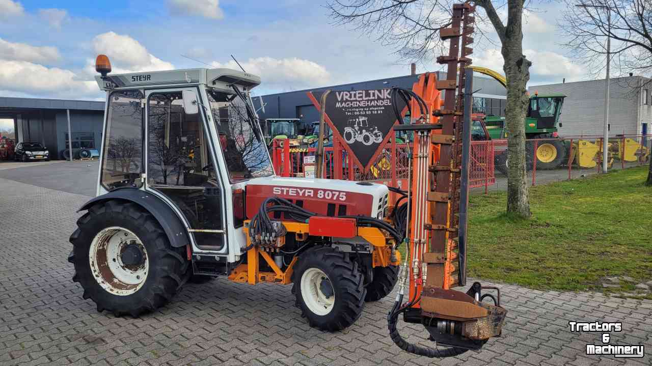 Tractors Steyr 8075 AS 4WD smalspoor met maaiarm/maaibalk