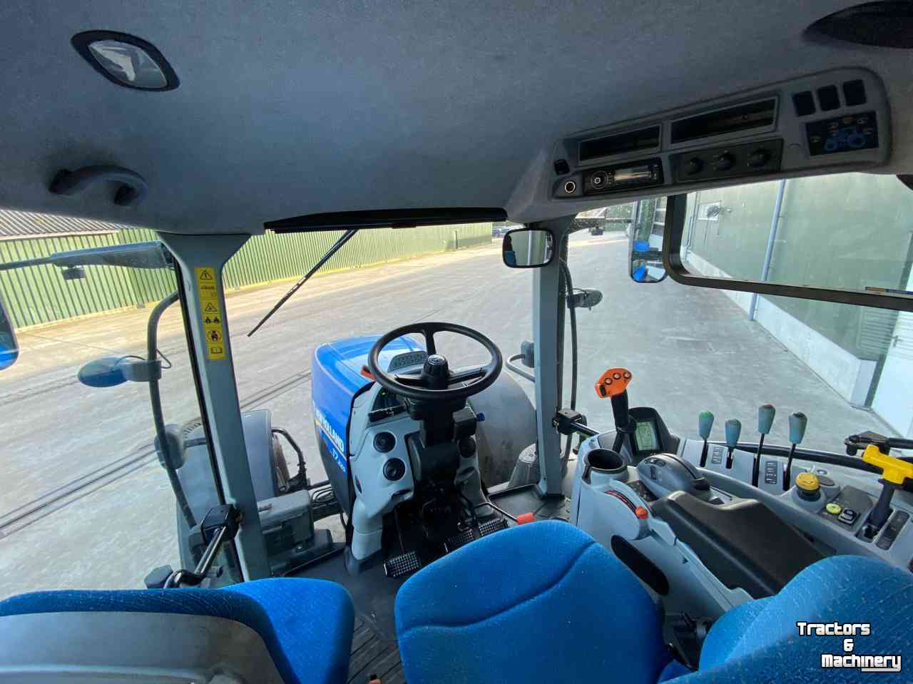 Tractors New Holland T7-220 PC trekker tractor traktor tracteur