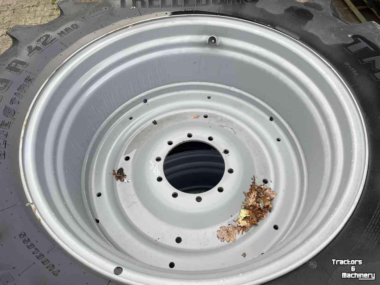 Wheels, Tyres, Rims & Dual spacers Trelleborg VF 710/60R42 TM1060 incl. velgen