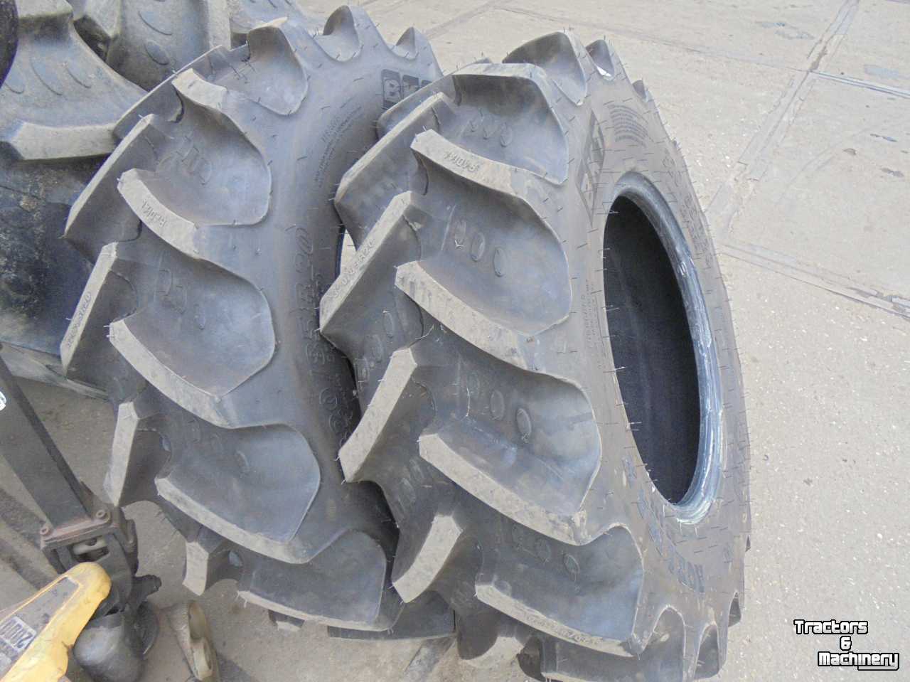 Wheels, Tyres, Rims & Dual spacers BKT 320/85R20 BKT Agrimax RT855 trekkerbanden voorbanden tractorprofiel