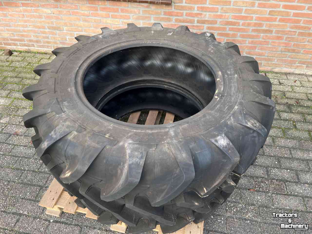 Wheels, Tyres, Rims & Dual spacers Michelin 13.6R28 80%
