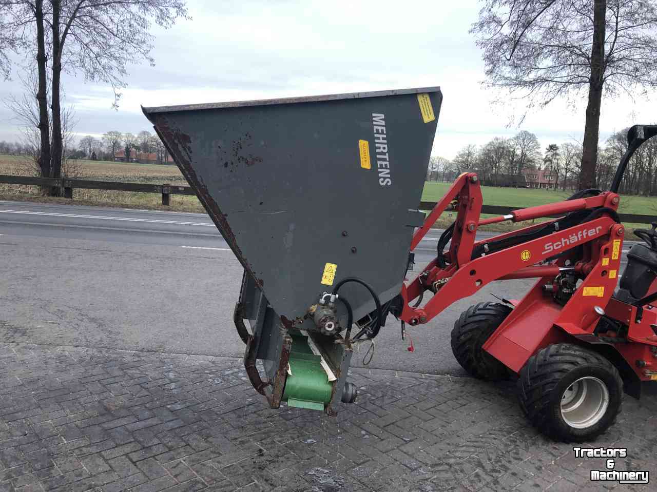 Sawdust spreader for boxes Mehrtens 1400