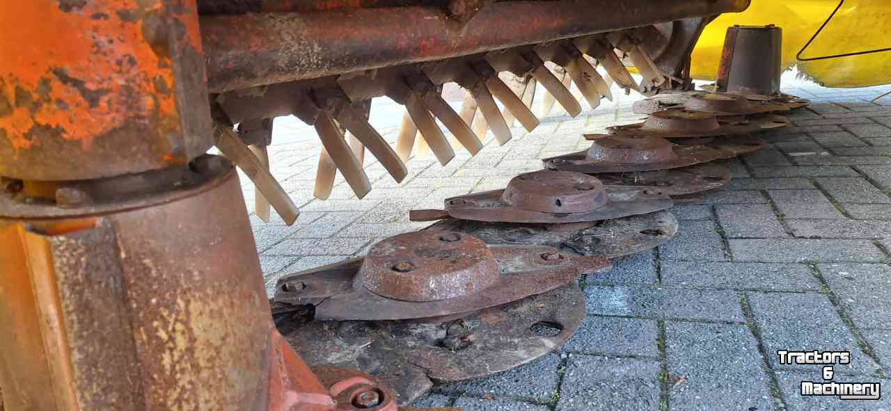 Mower Kuhn FC 280 P frontmaaier met kneuzer