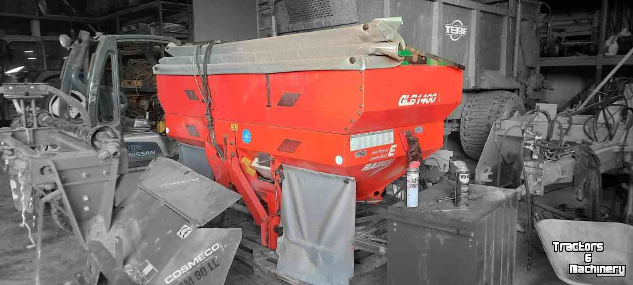 Fertilizer spreader Kuhn Kunstmest weegstrooier.
