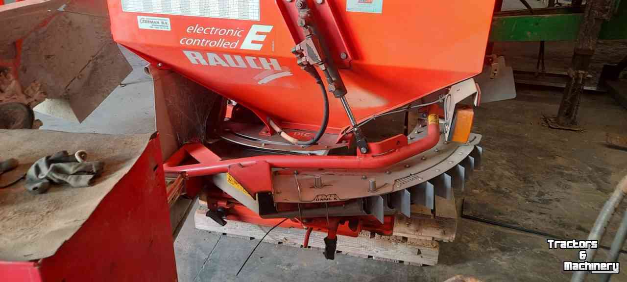 Fertilizer spreader Kuhn Kunstmest weegstrooier.