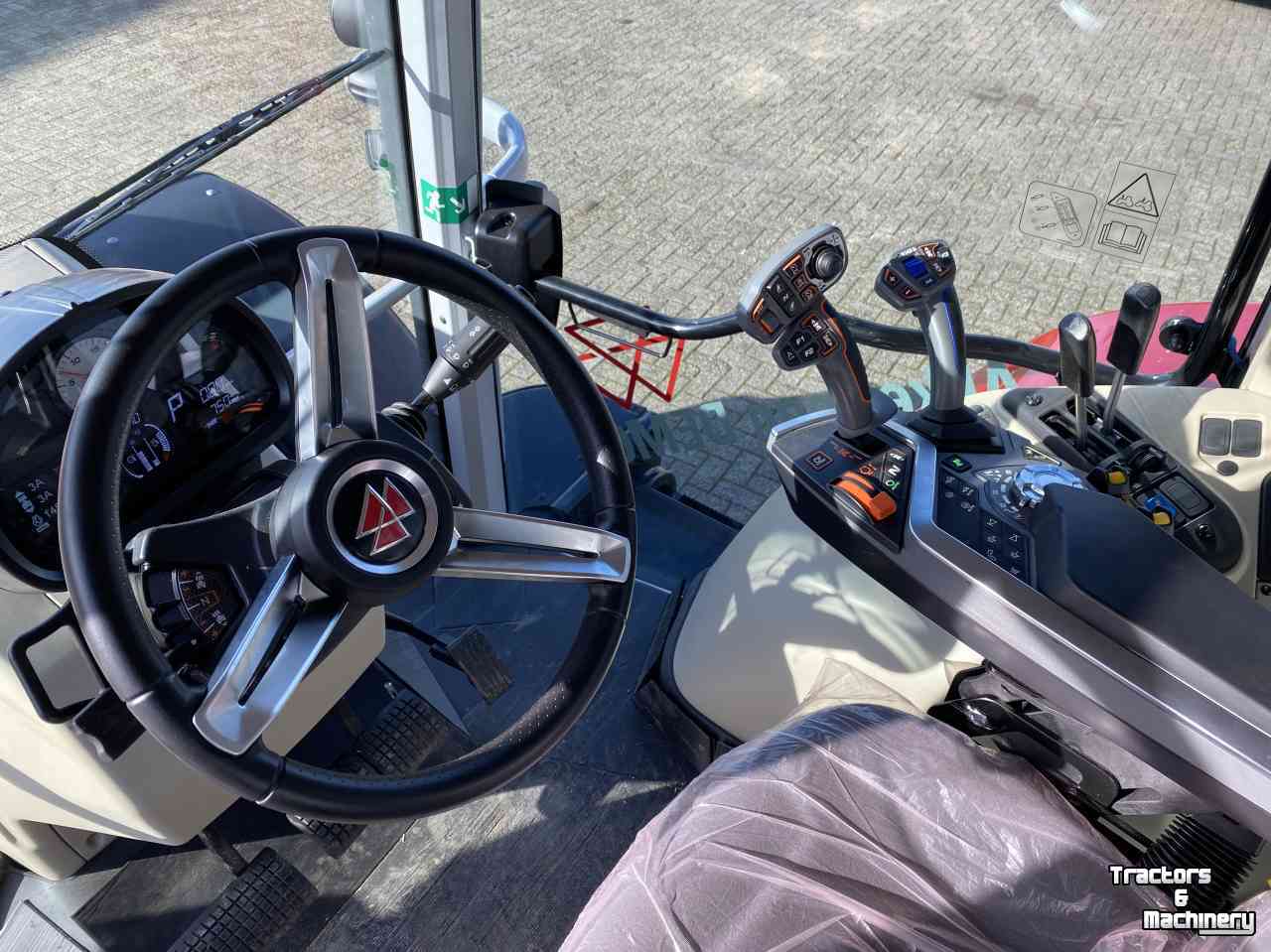 Tractor Massey Ferguson 6S.135 Dyna6 Efficient DEMO
