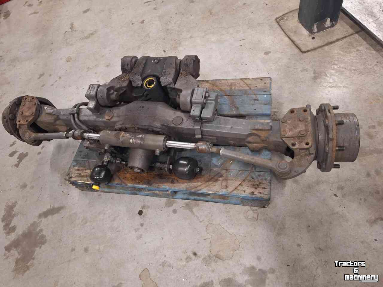 Used parts for tractors Massey Ferguson Dana 735/607 vooras defect