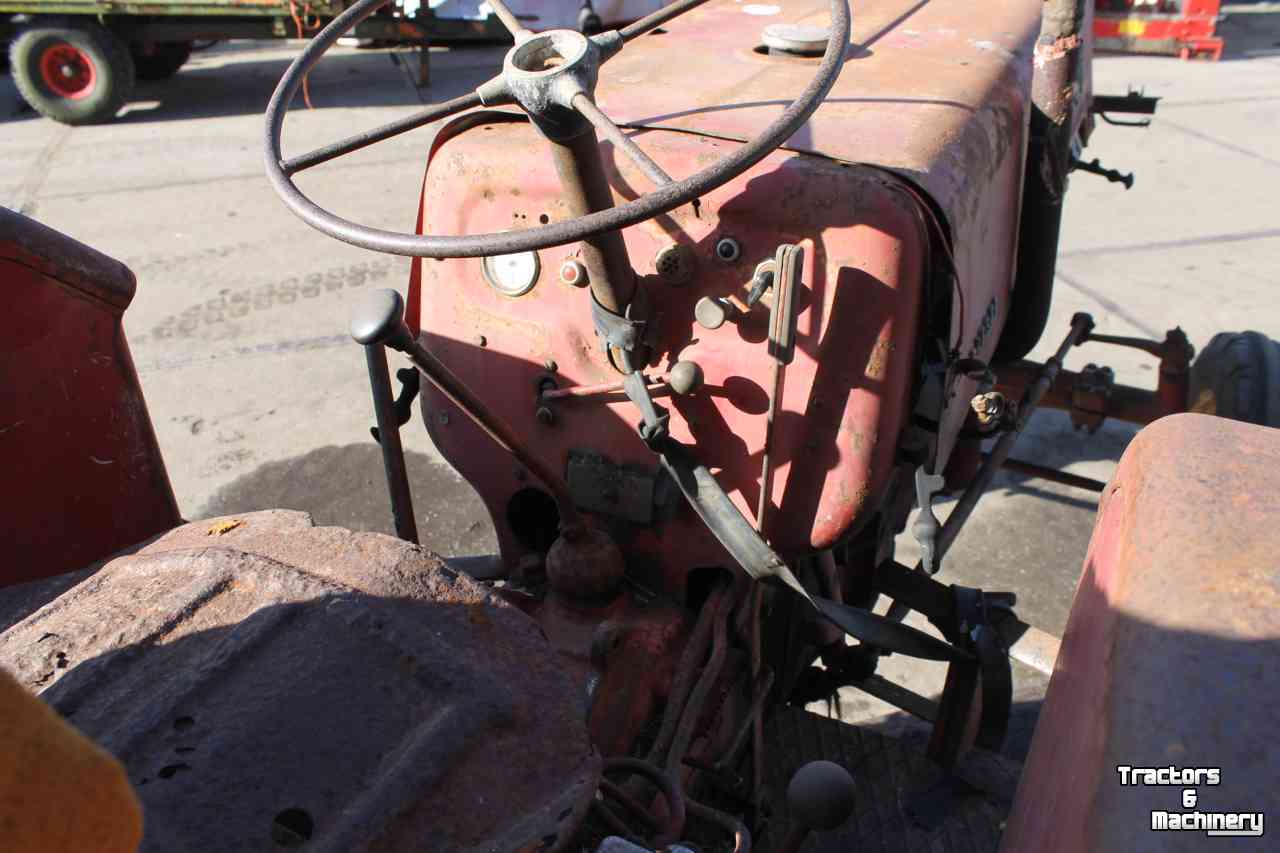 Oldtimers McCormick Mc Cormick International Harvester Farmall D-430 trekker D430 tractor
