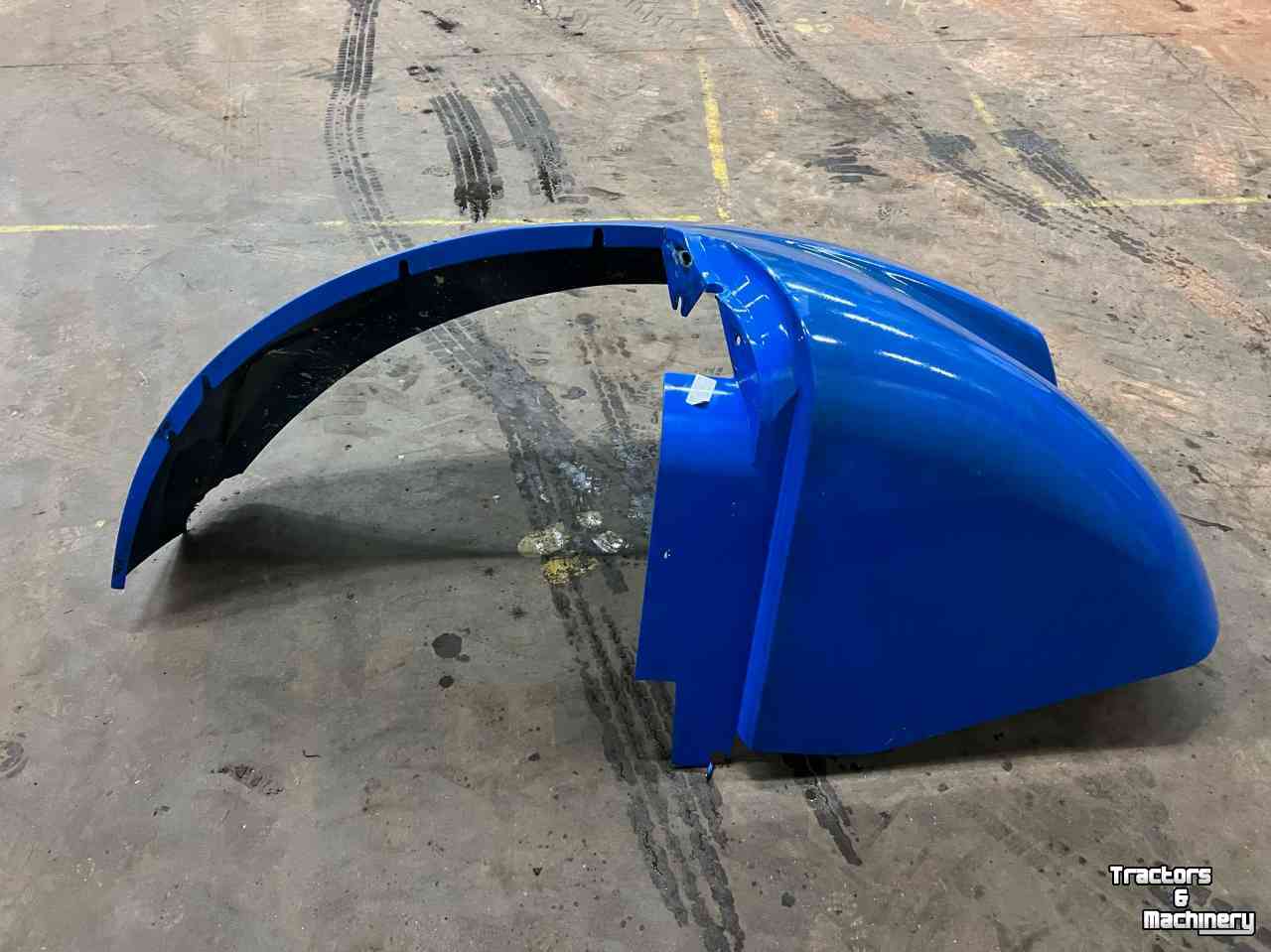 Used parts for tractors New Holland Spatbord 48104081