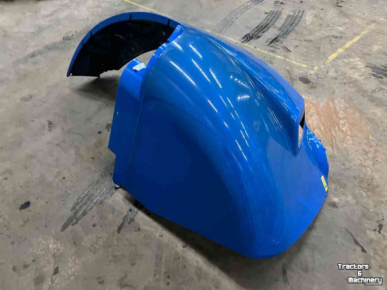 Used parts for tractors New Holland Spatbord 48104081
