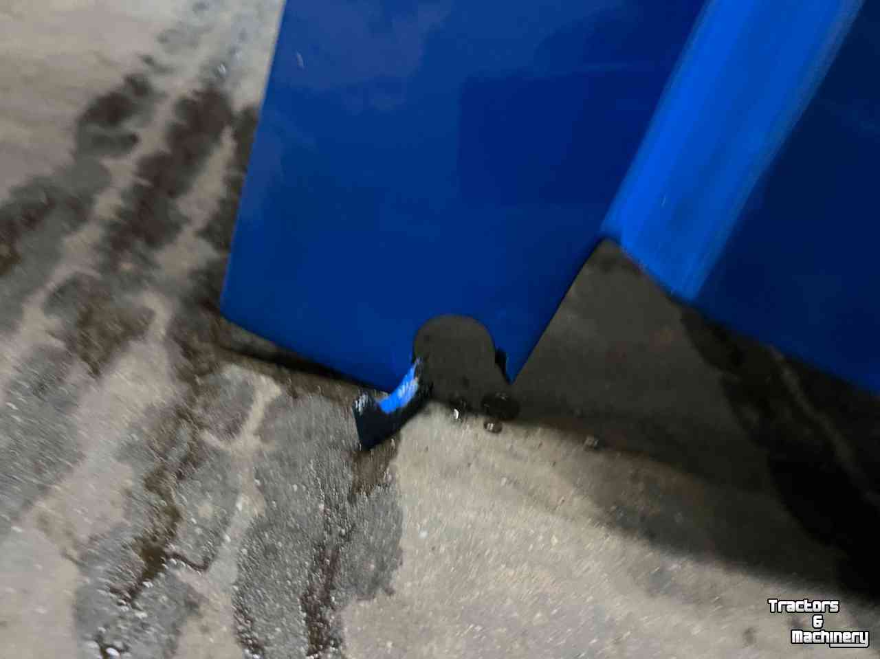 Used parts for tractors New Holland Spatbord 48104081