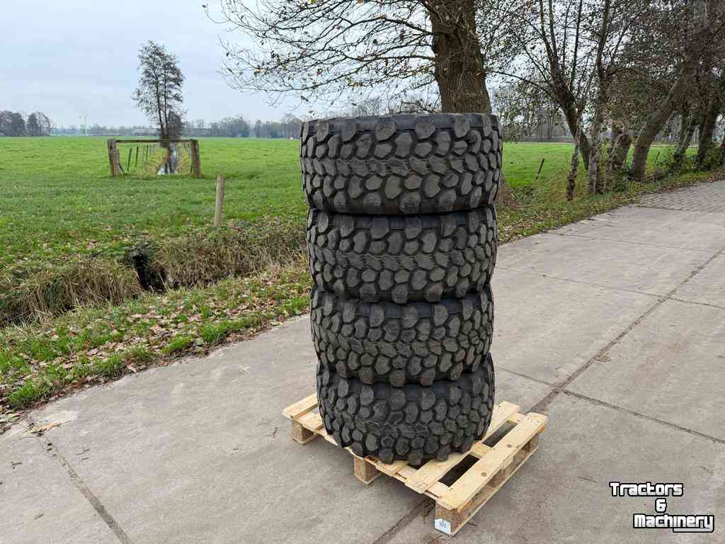 Wheels, Tyres, Rims & Dual spacers Continental 315/55R16 MPT81