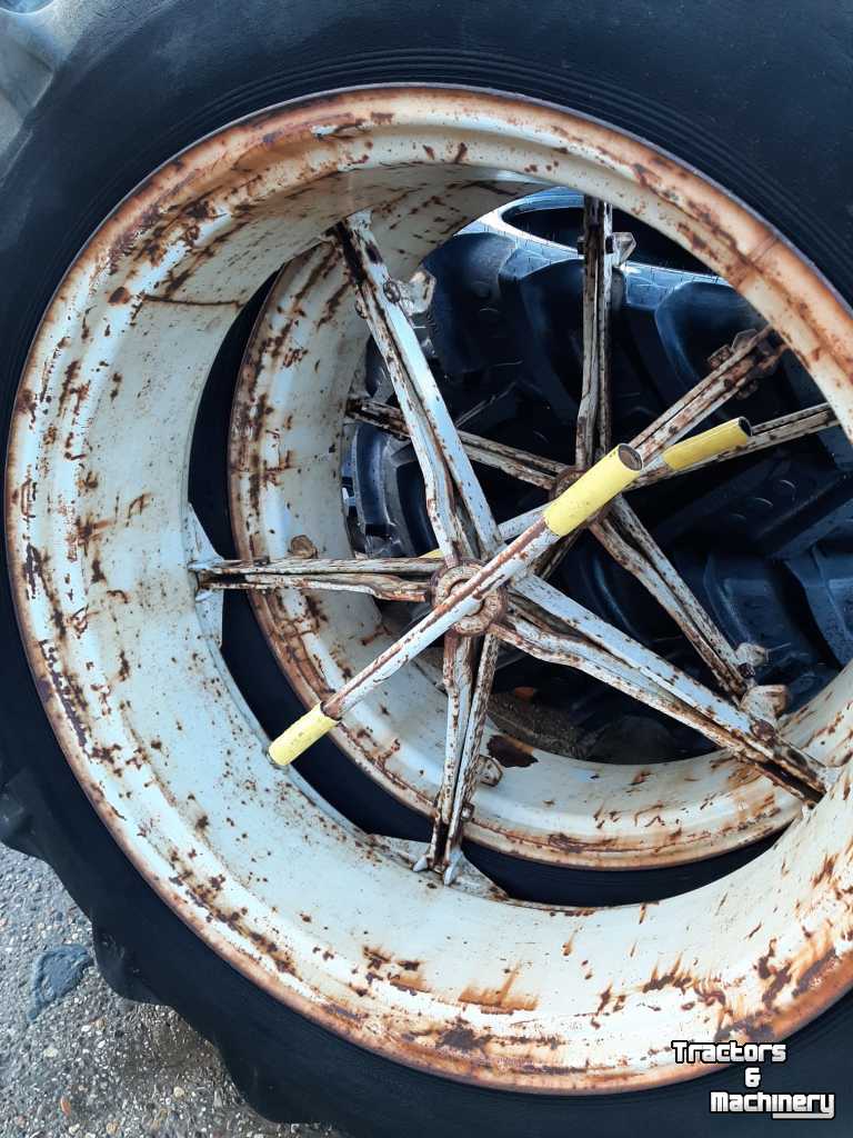 Wheels, Tyres, Rims & Dual spacers Molcon 13.6R38 5 ster Molcon dubbellucht