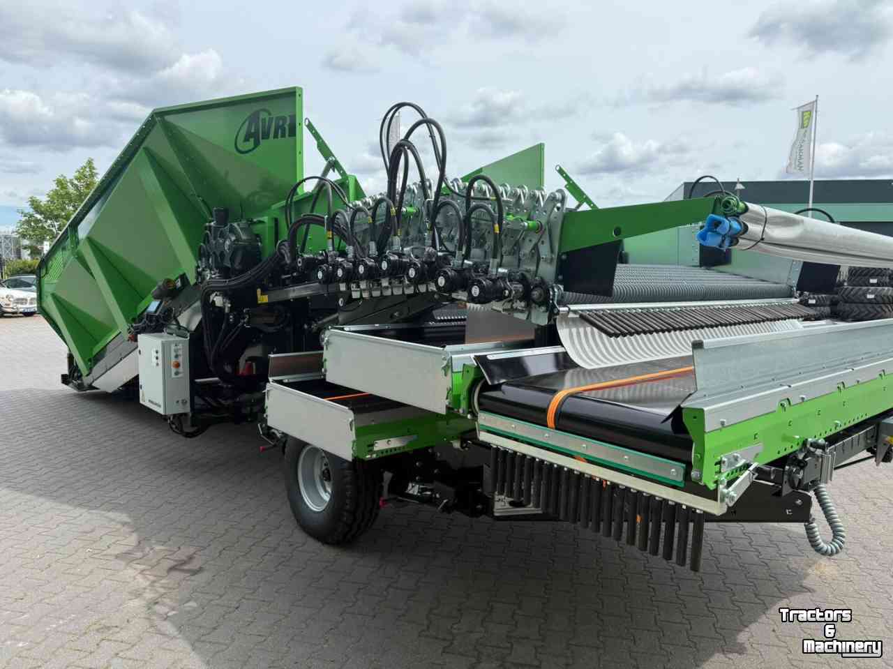 Receiving hopper AVR Falcon 24-60 cvu met presenteerband