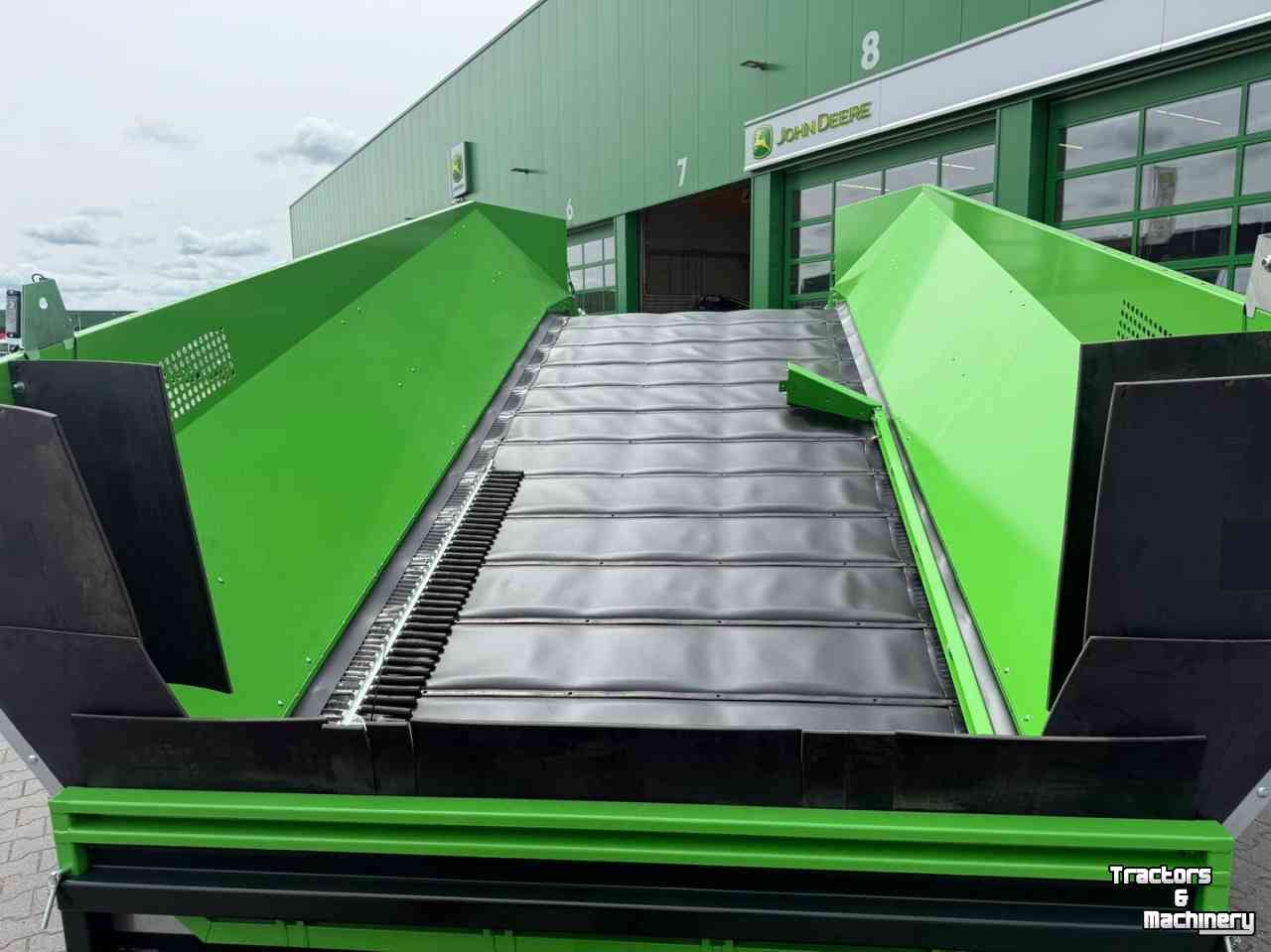 Receiving hopper AVR Falcon 24-60 cvu met presenteerband