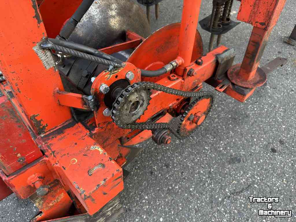 Transplanter  Desmytere ruggenvormer met preiponsmachine  Plantmachine/gatenponser voor bijv. prei  Hydraulisch aangedreven ruggenvormer