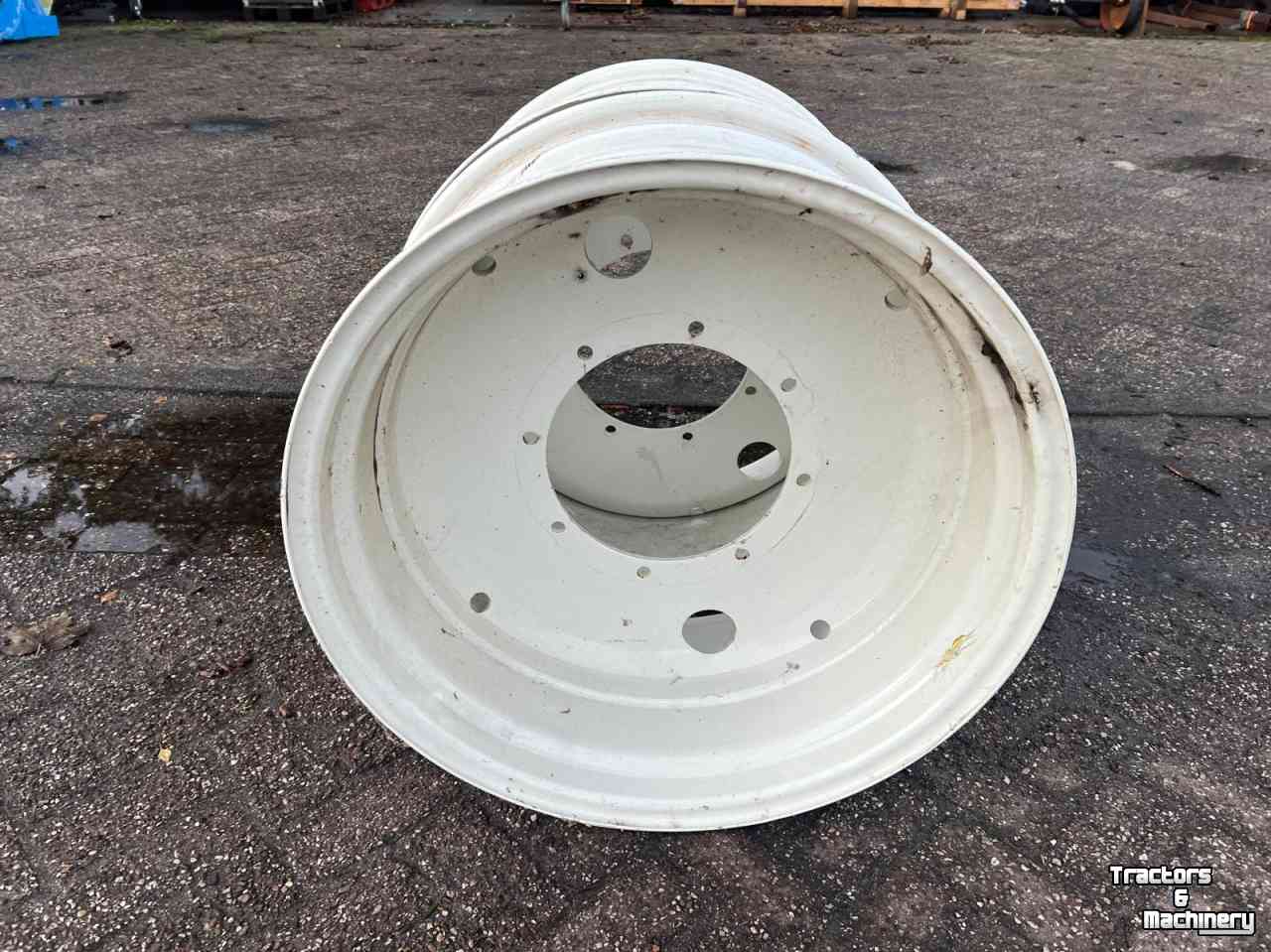 Wheels, Tyres, Rims & Dual spacers New Holland W14x28 set vaste velgen