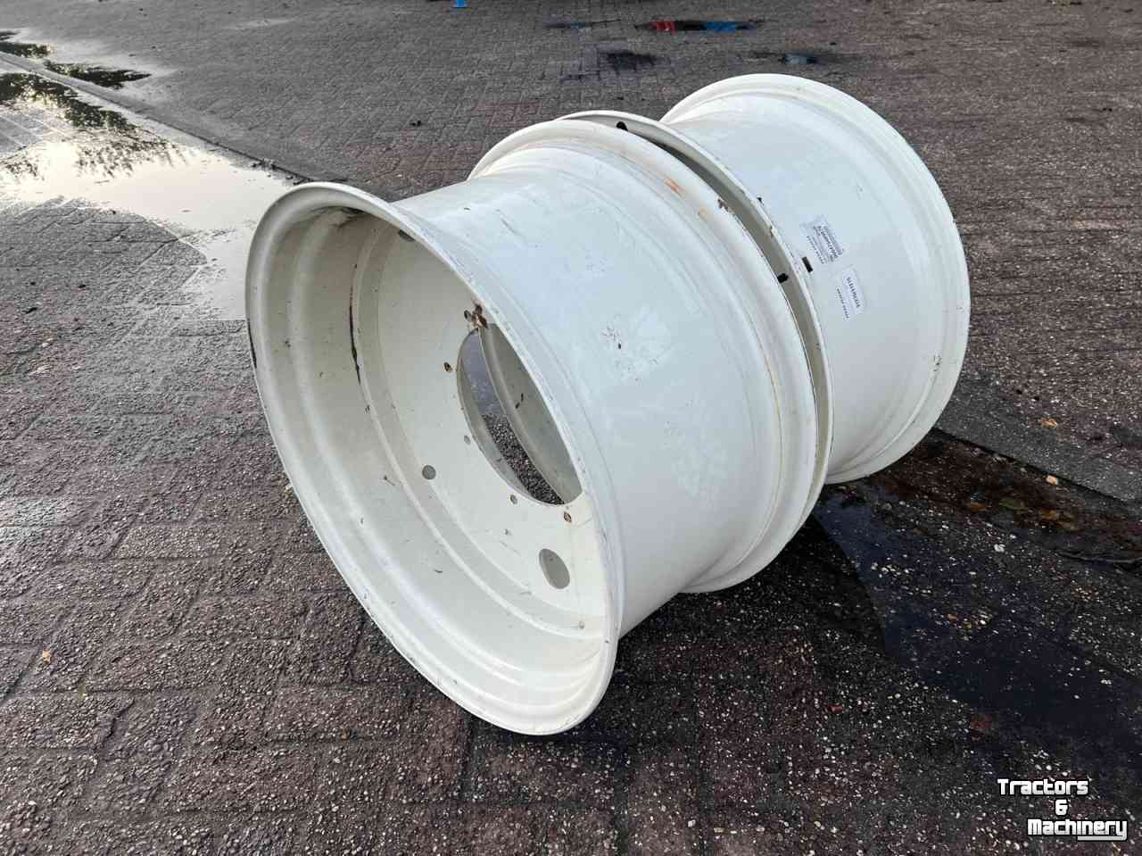 Wheels, Tyres, Rims & Dual spacers New Holland W14x28 set vaste velgen