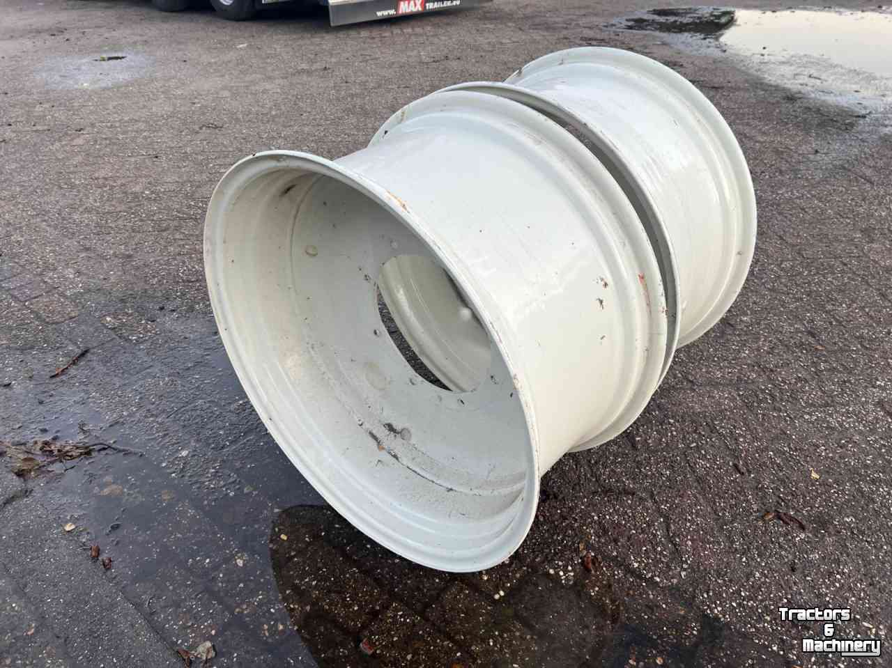 Wheels, Tyres, Rims & Dual spacers New Holland W14x28 set vaste velgen