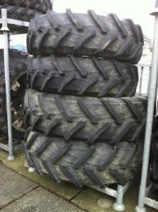 Wheels, Tyres, Rims & Dual spacers Pirelli 14.9R28