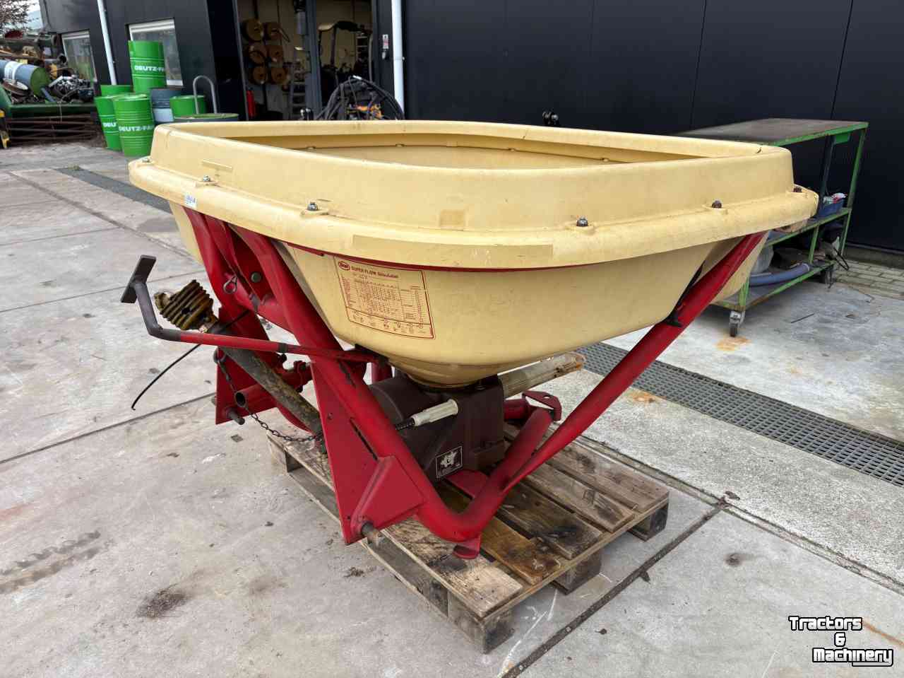 Fertilizer spreader Vicon Pendelstrooier