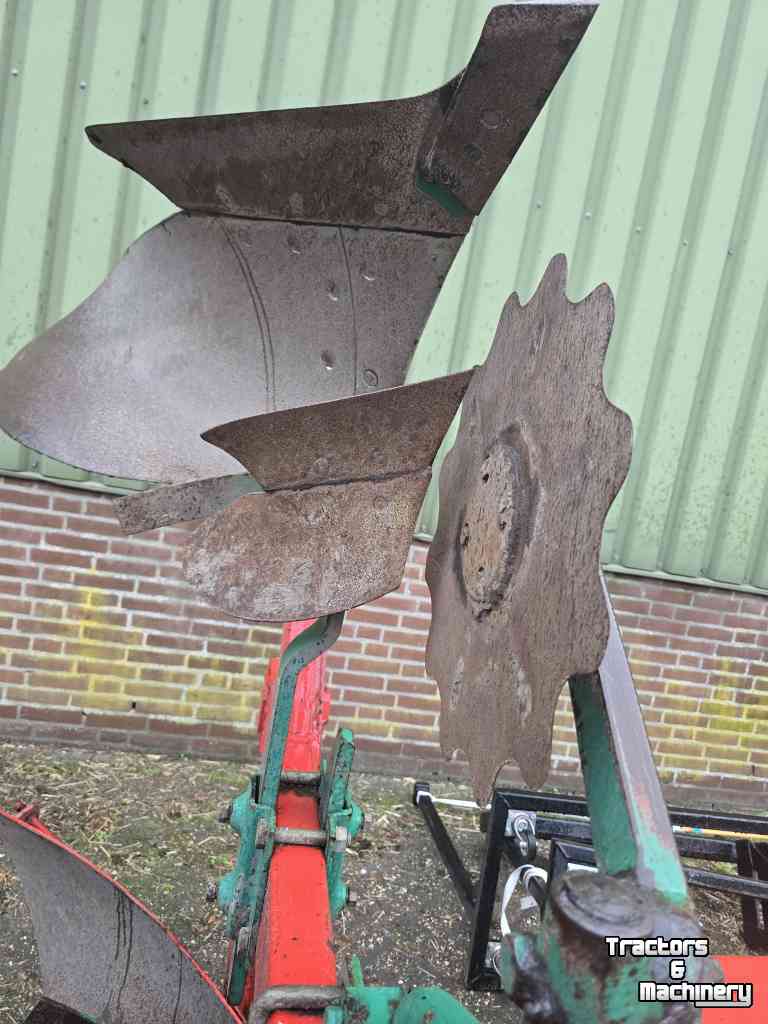 Ploughs Kverneland EG 100 3 schaar vario ploeg met vaste vorenpakker