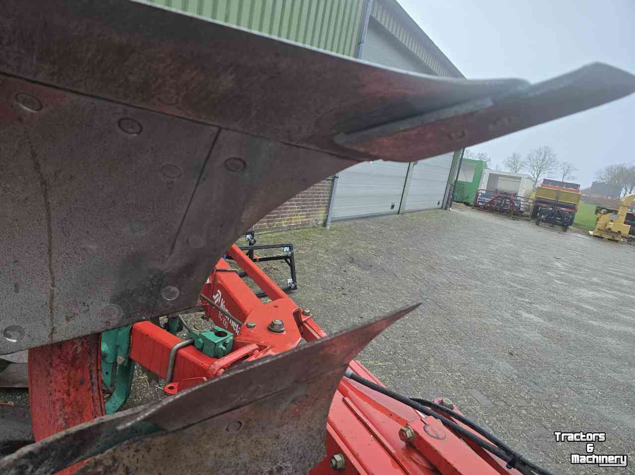 Ploughs Kverneland EG 100 3 schaar vario ploeg met vaste vorenpakker