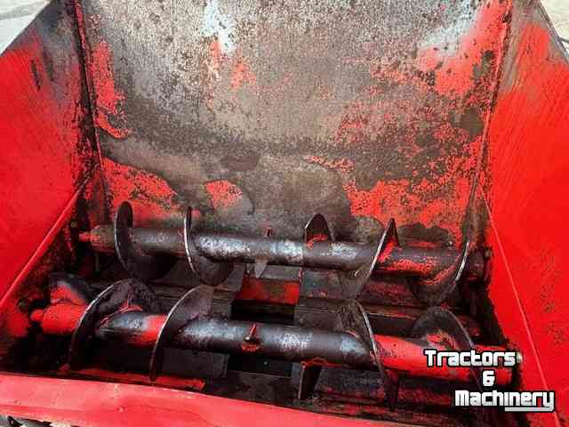 Sawdust spreader for boxes BVL strooibak  b-MAX