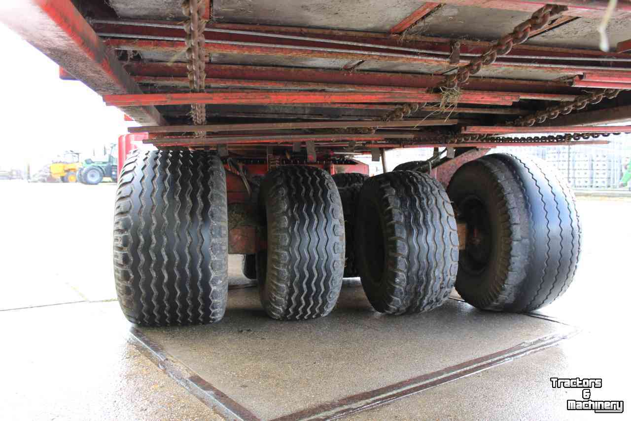 Self-loading wagon Taarup 465 opraapwagen met 8-wielig tandemstel onderstel