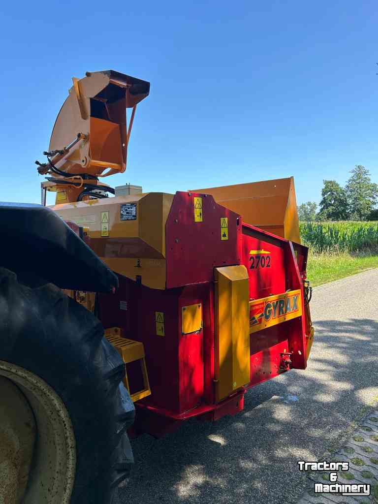 Straw spreader for boxes Gyrax gyrax stroblazer stroverdeler
