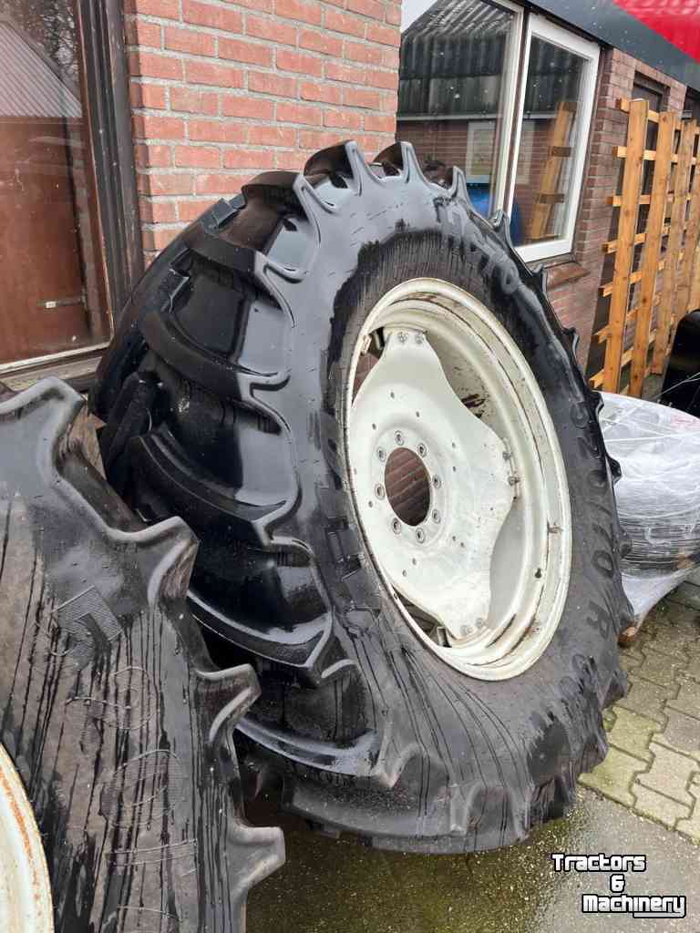Wheels, Tyres, Rims & Dual spacers Mitas AC70 520/70R38 en 420/70R28 wielen