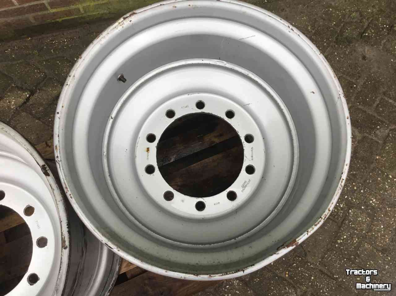 Wheels, Tyres, Rims & Dual spacers  SV.24.00x26,5 TH2
