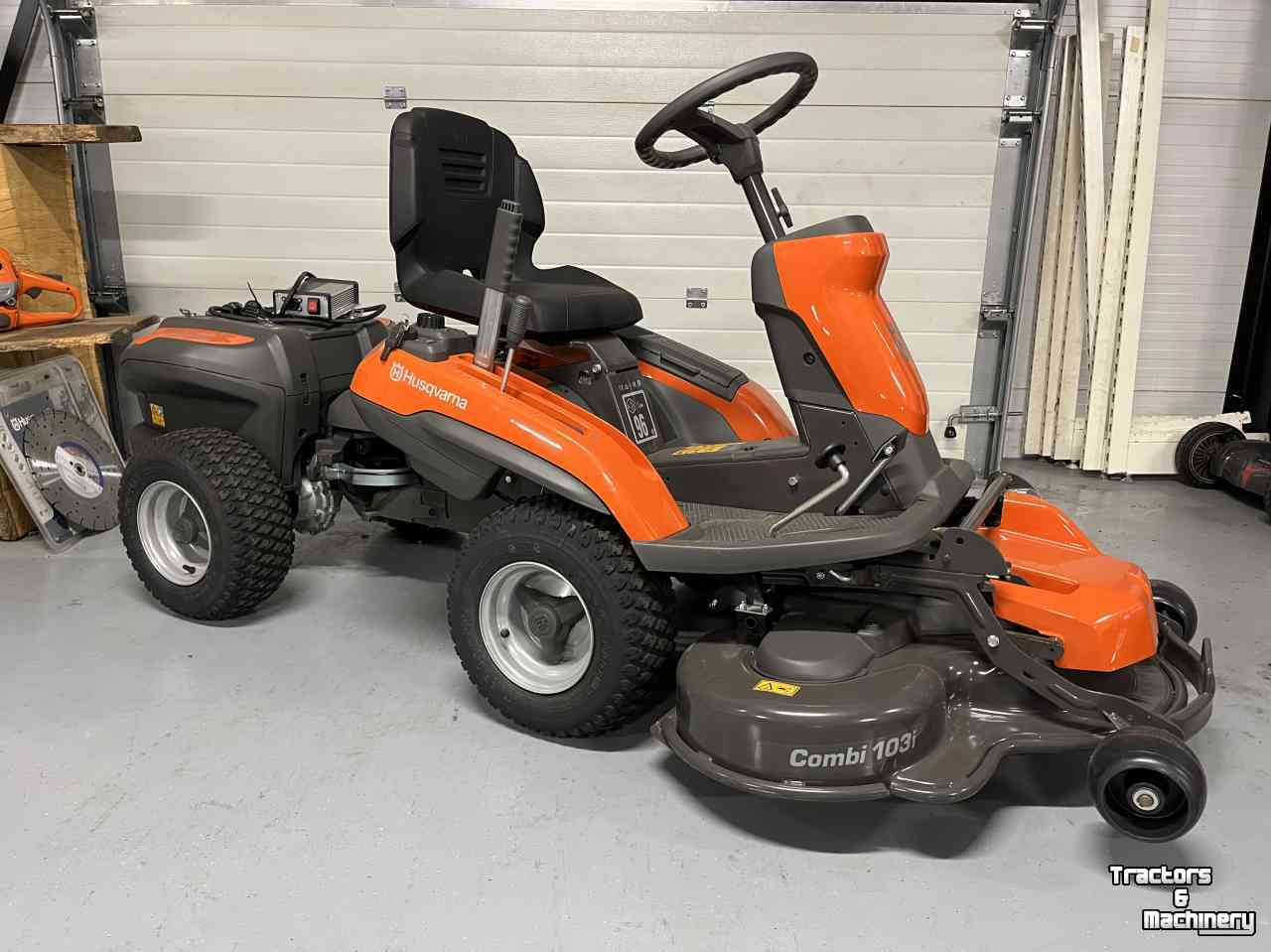 Ride-on mower Husqvarna Husqvarna R200IX Elektrische zitmaaier. Nieuw!