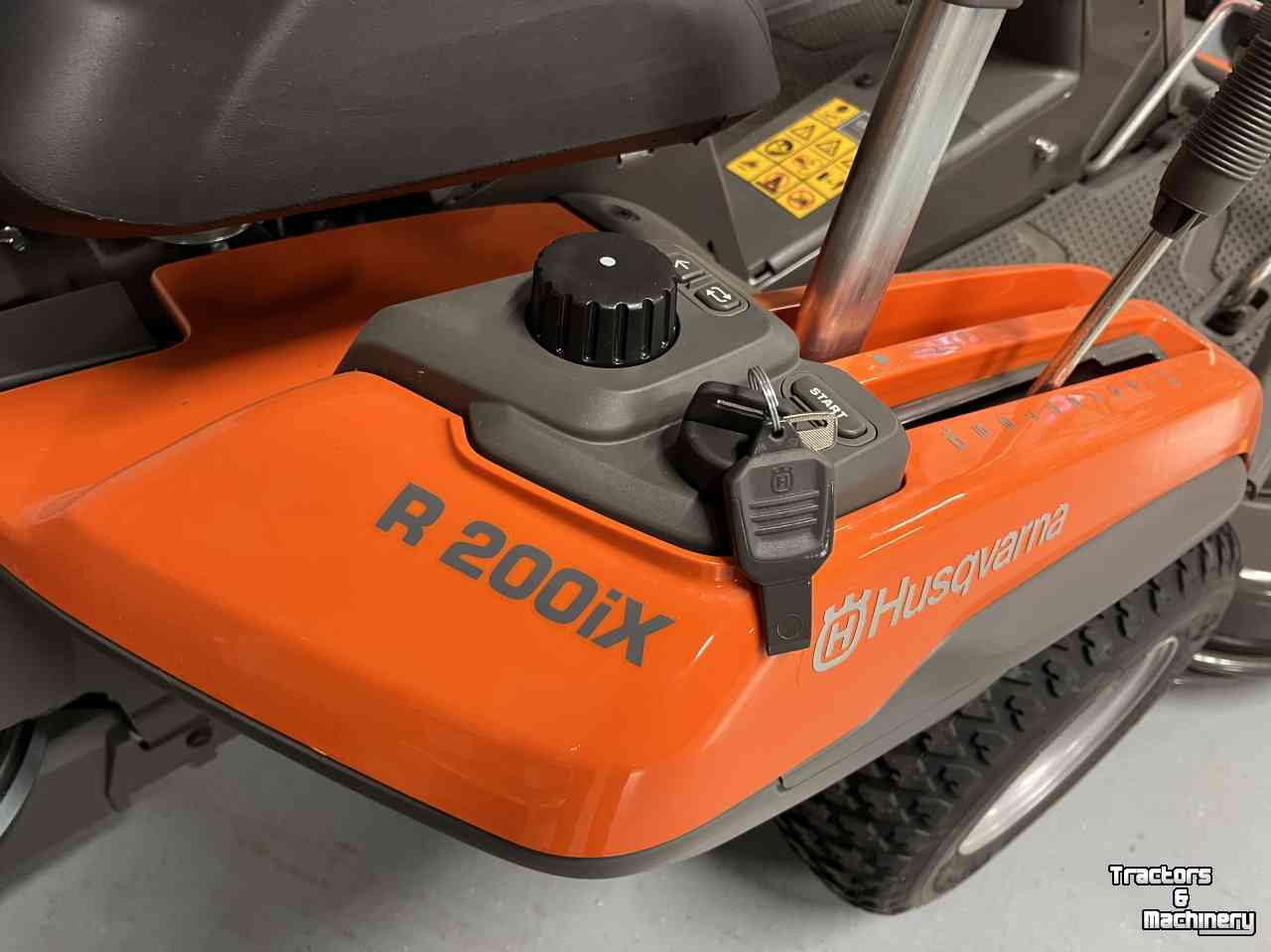 Ride-on mower Husqvarna Husqvarna R200IX Elektrische zitmaaier. Nieuw!