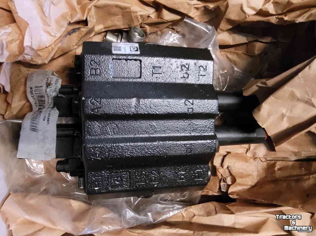 Used parts for tractors  Walvoil Ventiel SDM122/2