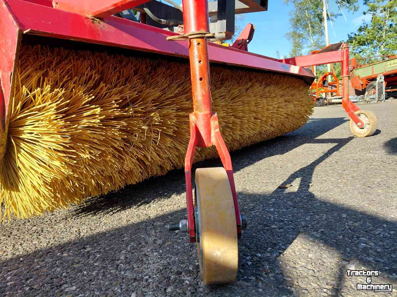 Sweeper Qmac KM225 Veegmachine