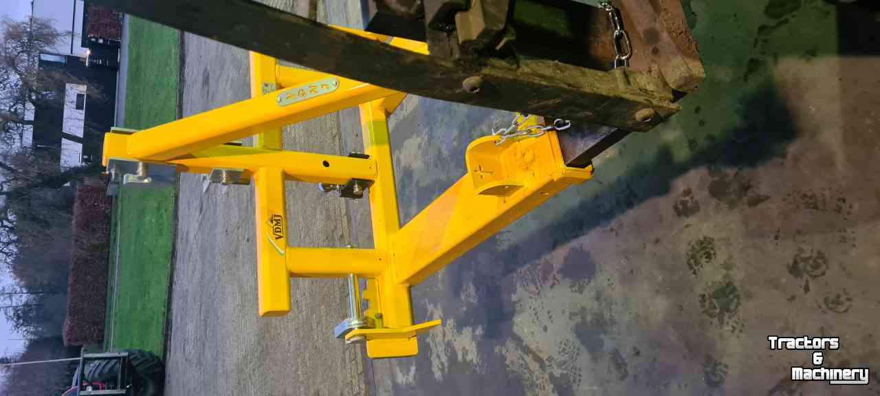 Other machines and accessories for the workshop and yard VDMJ WERKTUIGDRAGER MET OPTIE LEPELINSTEEK  OPTIE TREKPEN STANDAARD OPTIE TREKPEN MET BAL REMORC