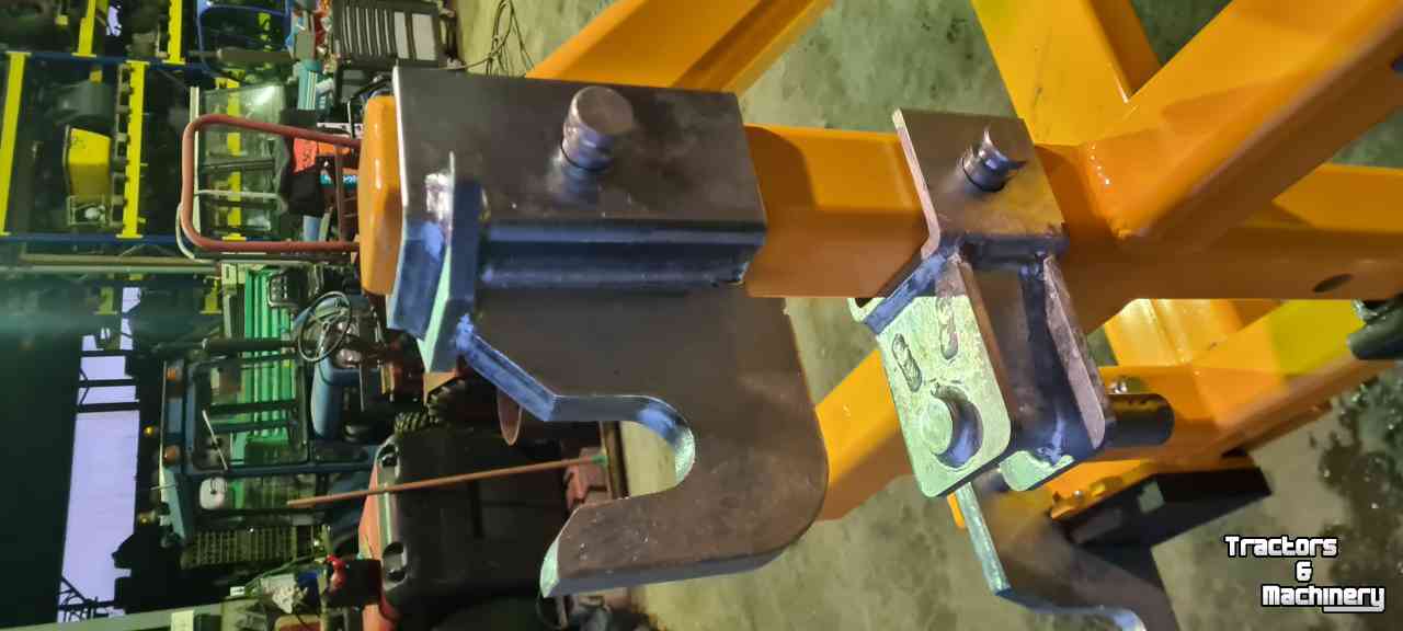 Other machines and accessories for the workshop and yard VDMJ WERKTUIGDRAGER MET OPTIE LEPELINSTEEK  OPTIE TREKPEN STANDAARD OPTIE TREKPEN MET BAL REMORC
