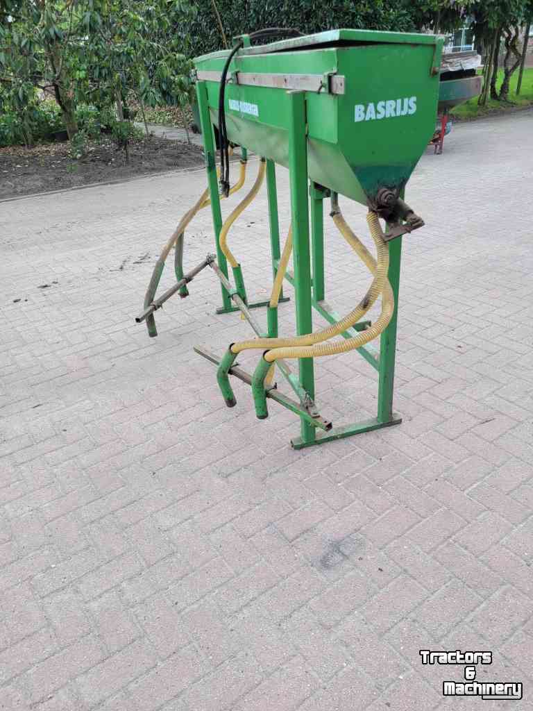Fertilizer spreader Basrijs rijenstrooier 6 rijen