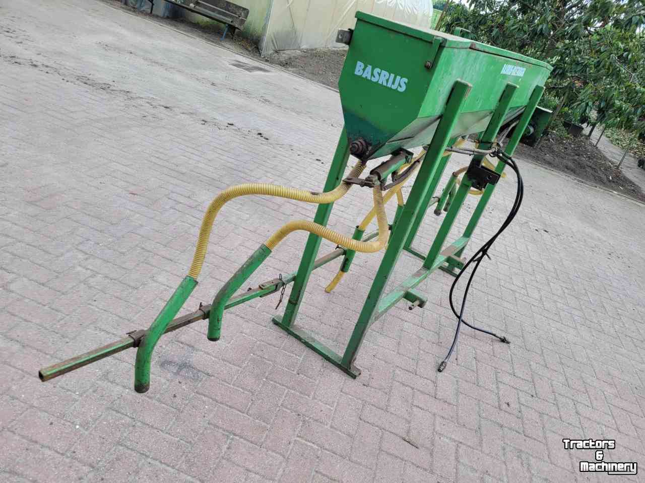 Fertilizer spreader Basrijs rijenstrooier 6 rijen