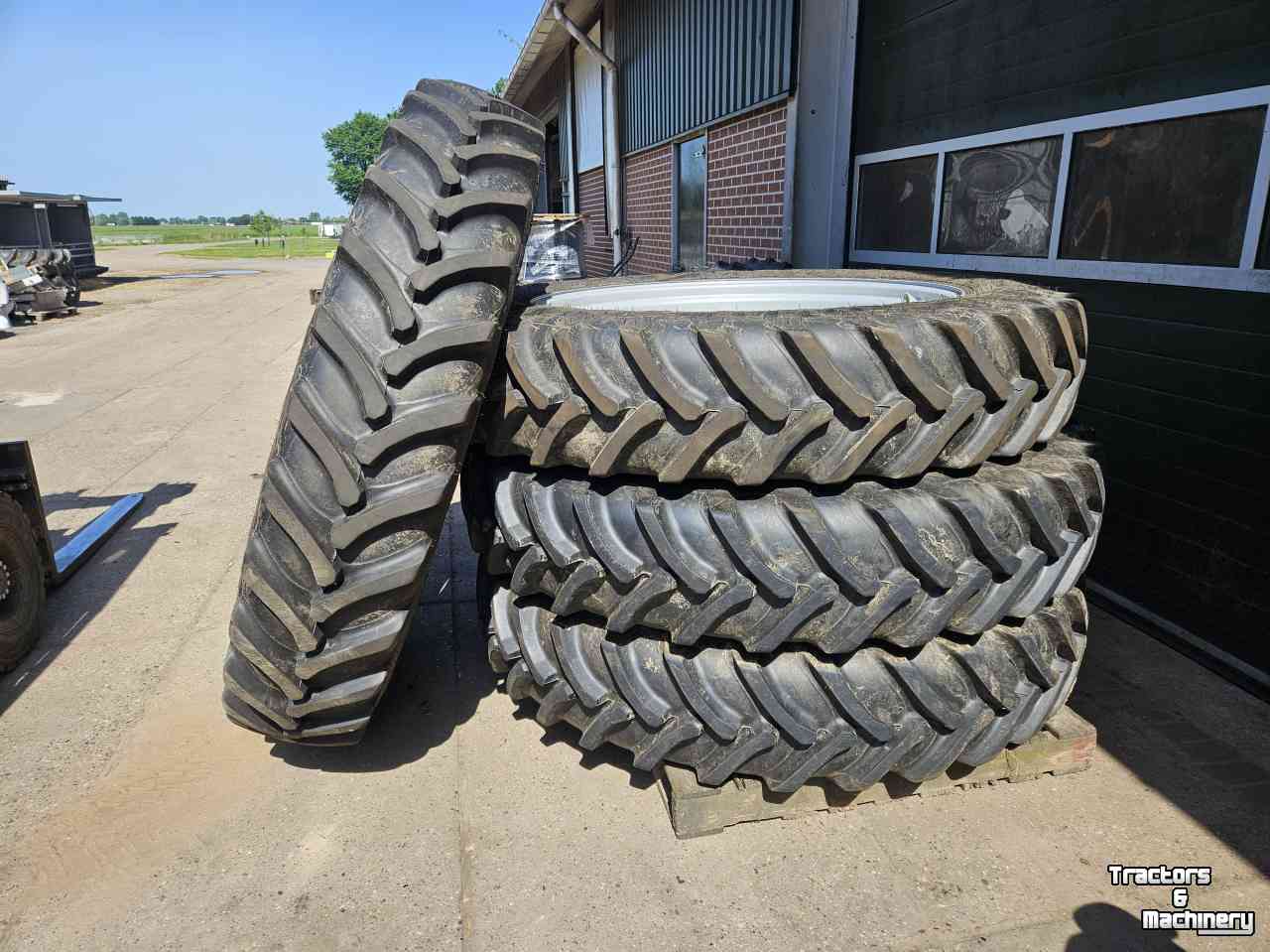 Wheels, Tyres, Rims & Dual spacers Alliance 380/90R50 A-350 op 10- gaats velg