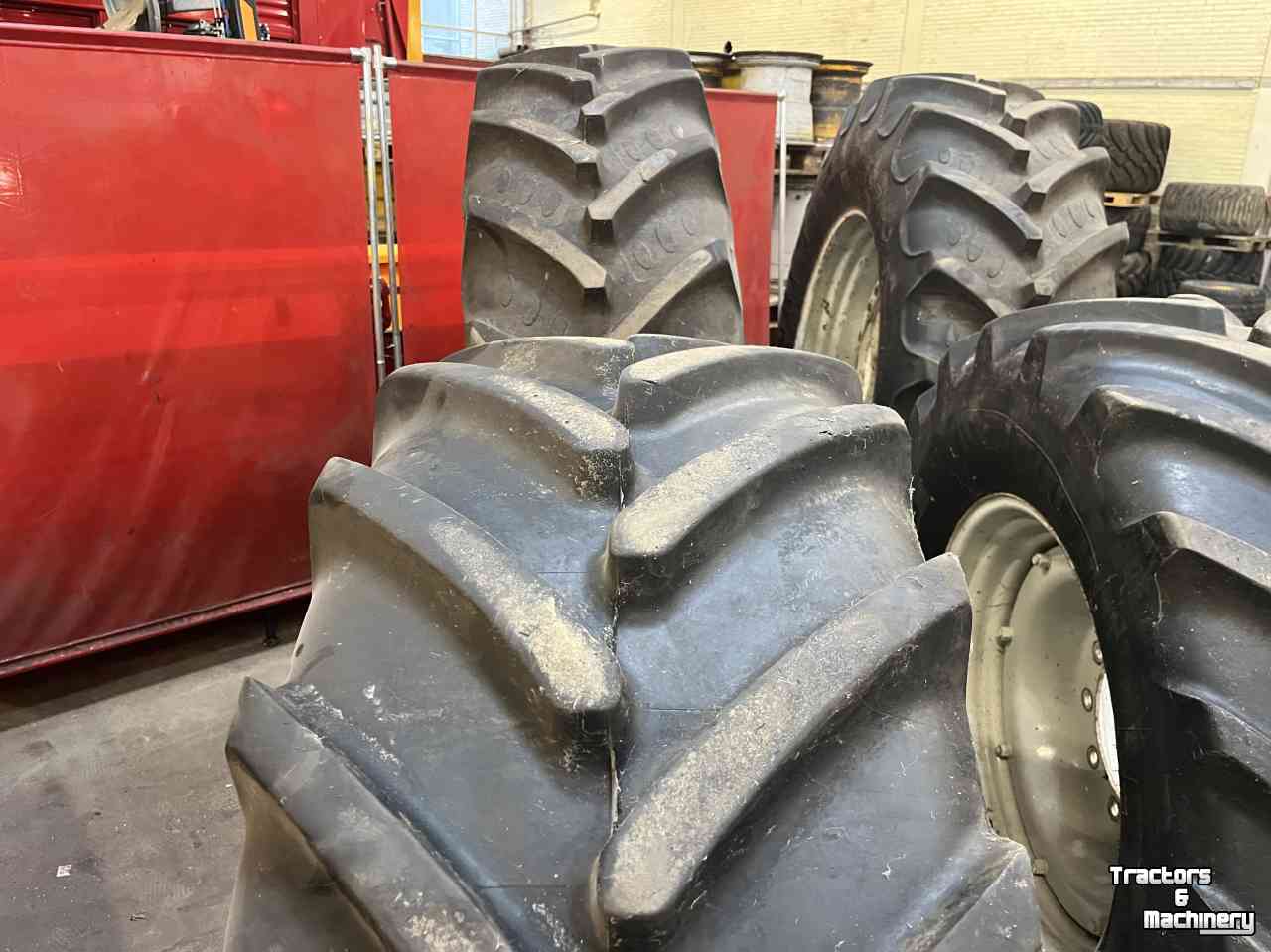 Wheels, Tyres, Rims & Dual spacers Michelin 540/65R30 MultiBIB / BKT 520/85R42 AgriMAX