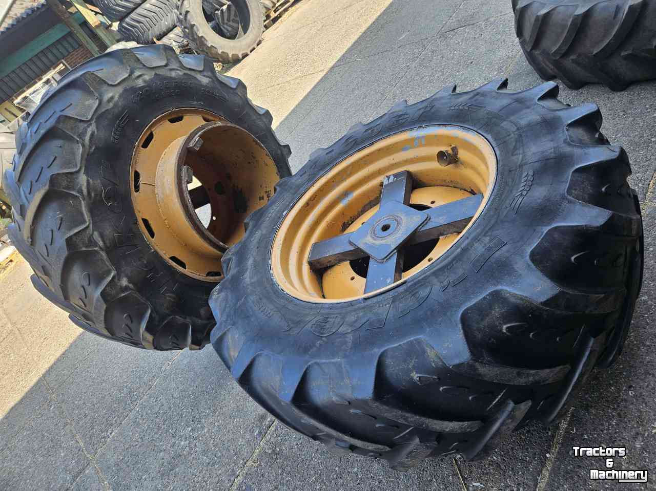 Wheels, Tyres, Rims & Dual spacers  Dubbellucht naast 20.5R25. Shovel